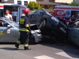 Wypadek na Nawrot w Łodzi. Zderzenie trzech samochodów. Osoba zakleszczona w jednym z aut [ZDJĘCIA]