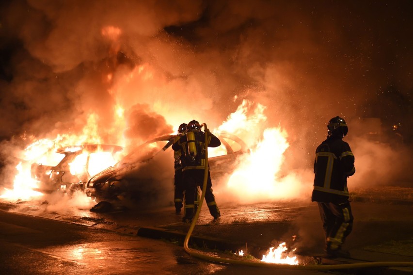Płonące samochody w Nantes