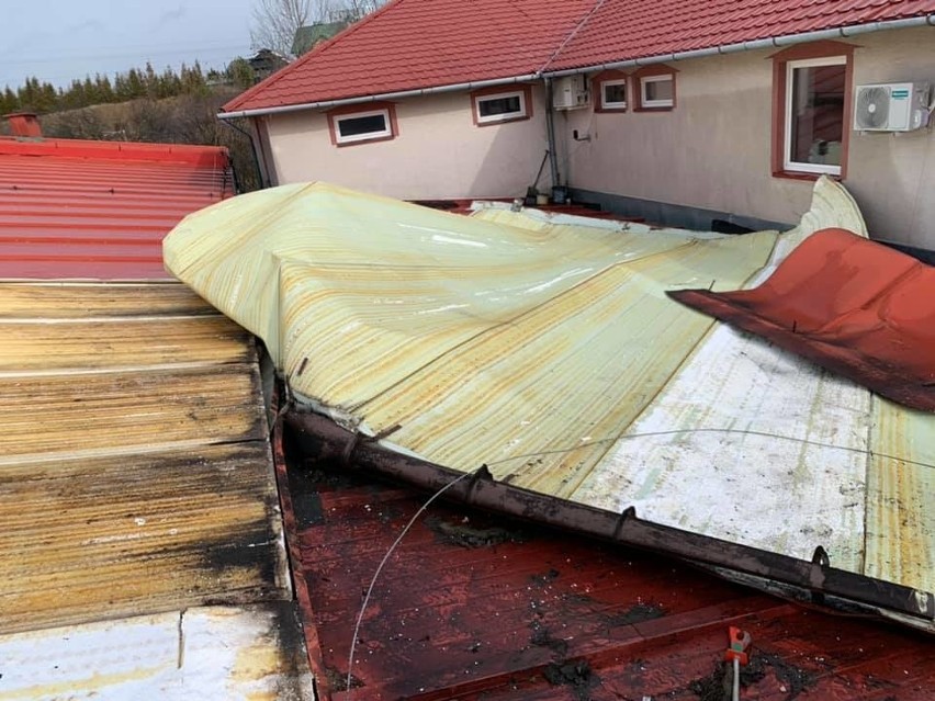 We wtorek silny wiatr zerwał poszycie dachowe z hali...