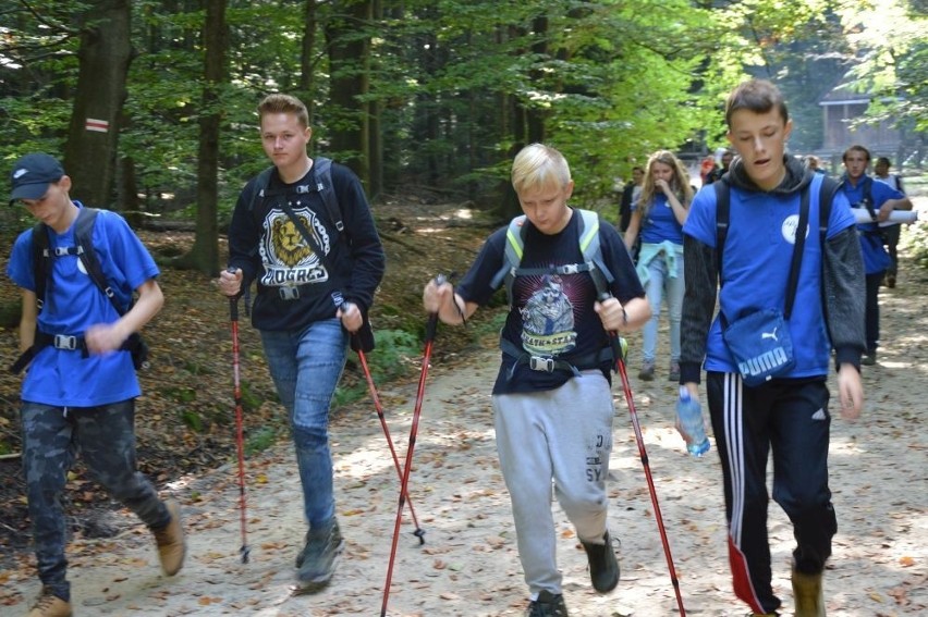 Niezłomni w Koronie Gór. Niepełnosprawni zdobyli pierwszy szczyt - Łysicę (ZDJĘCIA, WIDEO)