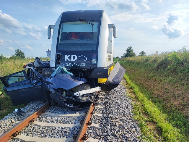 Do śmiertelnego wypadku doszło na trasie linii 285 Wrocław - Sobótka po godz. 17. Osobowy ford z niewyjaśnionych przyczyn nie zatrzymał się przed przejazdem kolejowo-drogowym.