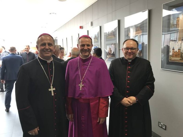 Biskup Jan Piotrowski (z lewej) i arcybiskup Tadeusz Wojda (w środku) w niedzielę będą na jubileuszu w Piekoszowie. Z prawej ksiądz Henryk Jagodziński.