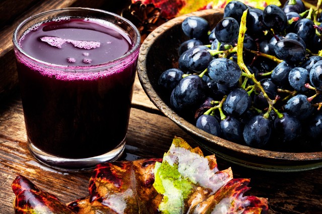 Sok z winogron przygotowany na zimę świetnie sprawdzi się w leczeniu przeziębień, grypy czy COVID-19. Jego działanie przeciwzapalne, przeciwwirusowe i antybakteryjne ułatwia zwalczanie infekcji.