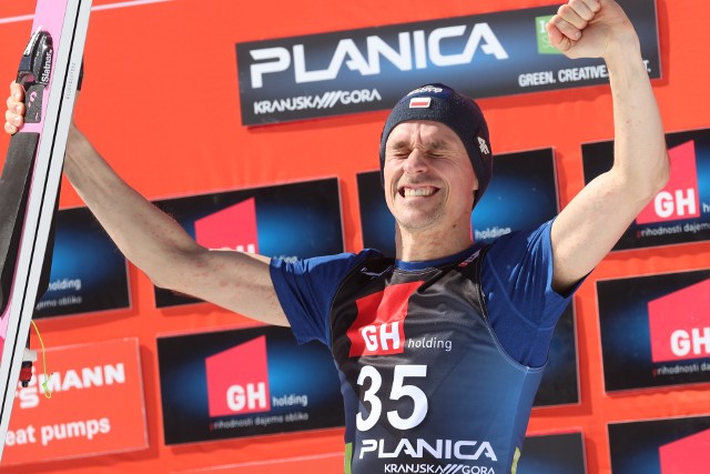 Piotr Żyła po zajęciu trzeciego miejsce w konkursie Pucharu Świata w lotach narciarskich w Słowenii