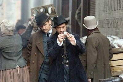 Sherlock Holmes (Robert Downey jr.) uważnie bada cebulę czasomierza. Z niejaką podejrzliwością przygląda mu się doktor Watson (Jude Law). Fot. arch. WARNER BROS.