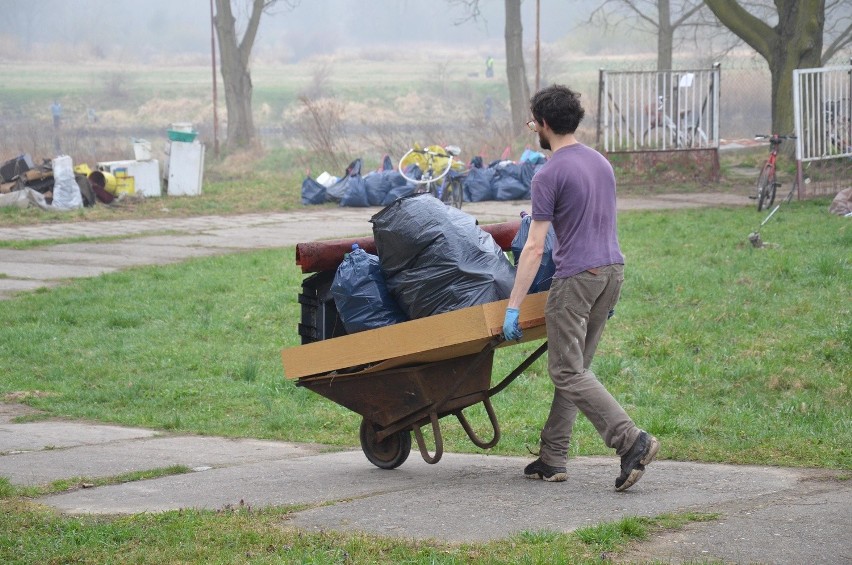 Wrocław: Mieszkańcy Biskupina sami posprzątali wały. Znaleźli tampony, lodówkę i opony (ZDJĘCIA)