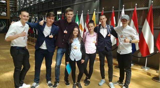 Licealiści z Małogoszcza nagrodzeni w ogólnopolskim konkursie pojechali do Brukseli
