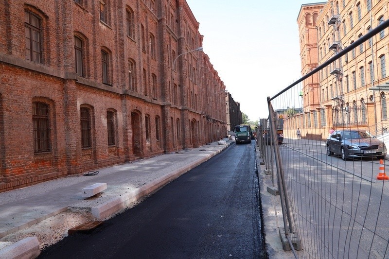 Remont ul. Ogrodowej. Drogowcy kładą asfalt na południowej...