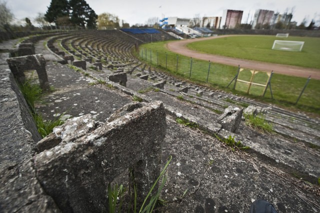 Kibice i piłkarze Gwardii Koszalin liczą na to, że miasto zbuduje nowy stadion piłkarski. Wczoraj w tej sprawie skierowali list otwarty do prezydenta Piotra Jedlińskiego. Wszystko rozbija się o pieniądze- W Koszalinie jest nowoczesna hala, jest aquapark, są obiekty do uprawiania wielu dyscyplin, natomiast najpopularniejszy sport, jakim jest piłka nożna, jest zaniedbany - m&oacute;wi Jan Kazimierz Adamczyk, przedstawiciel kibic&oacute;w Gwardii Koszalin, kt&oacute;rzy wczoraj wsp&oacute;lnie z piłkarzami i trenerem apelowali o to, by w Koszalinie rozpocząć starania o budowę nowego obiektu piłkarskiego. - Pojawiła się ogromna szansa na to, żeby po 23 latach najbardziej utytułowany klub z naszego miasta zagrał w rozgrywkach II ligi - napisali autorzy listu otwartego skierowanego do prezydenta Piotra Jedlińskiego. Ich zdaniem awans byłby dobrym impulsem do tego, aby stworzyć w Koszalinie obiekt z prawdziwego zdarzenia z zapleczem treningowym.Jak budowano Gwardię. Zobacz archiwalne zdjęcia;nf- Obecny stadion Gwardii nie jest wizyt&oacute;wką miasta - m&oacute;wił kapitan Gwardii Daniel Wojciechowski. - Środa Wielkopolska, Kalisz, Lębork to miasta, kt&oacute;re już zainwestowały lub zainwestują w obiekty piłkarskie. Koszalin też na to zasługuje - podkreślali kolejni piłkarze. Z kolei trener Tadeusz Żakieta m&oacute;wił, że w obliczu sukcesu sportowego miasto stanie przed wyzwaniem, co dalej. - Dziś jest, niestety, tak, że wielu ludzi ten stadion po prostu odstrasza - m&oacute;wił trener, a kibice wyliczali, że w wielu miastach nowe krzesełka i cywilizowane warunki przyciągają tłumy. - Wystarczy spojrzeć, co stało się na stadionie Widzewa, gdzie na trzecią ligę przychodzi 17 tysięcy ludzi. Inny przykład to Motor Lublin - m&oacute;wi Jan Kazimierz Adamczyk, kt&oacute;ry przypomniał, że Kołobrzeg wybudował sw&oacute;j stadion za ponad 23 miliony złotych. Zupełnie inaczej na koszt budowy w Koszalinie patrzą jednak władze miasta. &lt;script class=&quot;XlinkEmbedScript&quot; data-width=&quot;640&quot; data-height=&quot;360&quot; data-url=&quot;//get.x-link.pl/51c74501-a03a-447b-0b50-aa1a6ff7a8b2,1d67d150-2f19-c2e7-9206-e6f0cfaa9e89,embed.html&quot; type=&quot;application/javascript&quot; src=&quot;//prodxnews1blob.blob.core.windows.net/cdn/js/xlink-i.js&quot;&gt;&lt;/script&gt;Zdaniem wiceprezydenta Andrzeja Kierzka, koszt wahałby się w granicach 50-60 mln zł. Takich pieniędzy miasto nie wyda. - Zarządca stadionu złożył jakiś czas temu wniosek o dotację do Ministerstwa Sportu na kwotę 15 milion&oacute;w złotych. Jeśli mielibyśmy gwarancję takich pieniędzy, w&oacute;wczas można byłoby rozpocząć poszukiwania pieniędzy w budżecie Koszalina - powiedział nam Andrzej Kierzek.