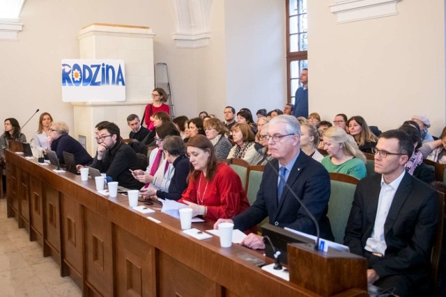 Zwolennicy wprowadzenia w Poznaniu Samorządowej Karty Praw Rodzin licznie przybyli na wtorkową sesję Rady Miasta, która miała zająć się tą sprawą. Wyszli rozczarowani