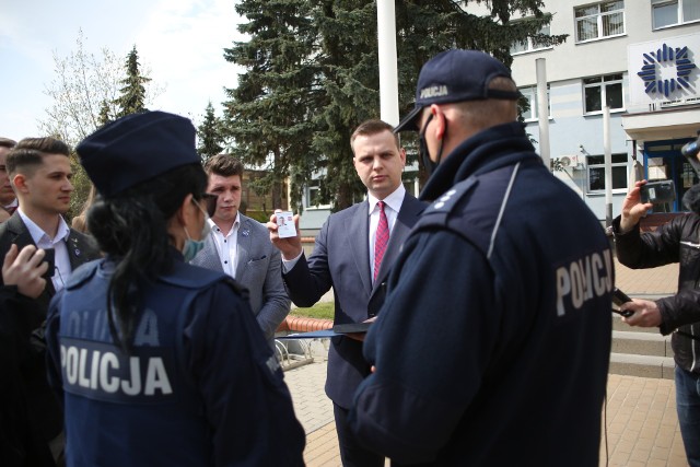 Po konferencji prasowej działaczy Konfederacji policja spisała dane osobowe jej uczestników.