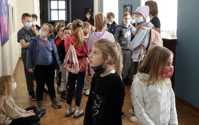 Grudziądzcy półkoloniści w muzeum obejrzeli wystawę „Zwierzęta chcą żyć” Iwony Liegmann, a później lepili gospodarskie zwierzęta z gliny