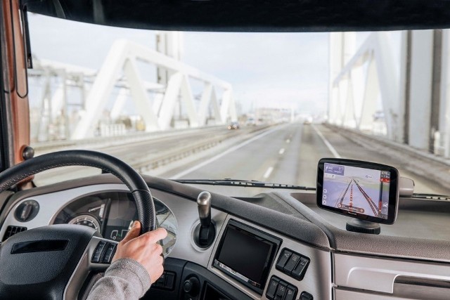 TomTom wprowadza właśnie na rynek europejski TomTom GO Expert - 7-calową nawigację HD dla zawodowych kierowców. Nowe urządzenie jest wyposażone w zaawansowane funkcje zapewniające bardziej wydajne, bezpieczniejsze i płynniejsze podróże.Fot. TomTom