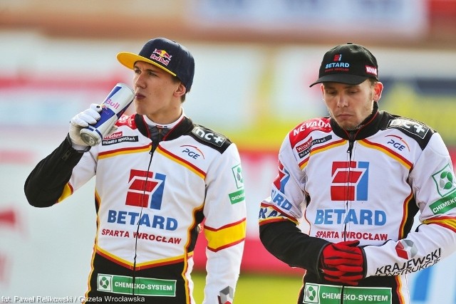 Maciej Janowski (z lewej) po raz pierwszy w karierze stanął na podium turnieju GP.