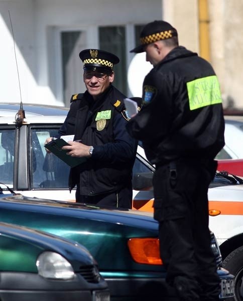 Tak pracuje straz miejska w Rzeszowie 3 godziny z czwartkowej sluzby rzeszowskiego straznika miejskiego. pl. Farny &#8211; mandatów nigdy dośc.