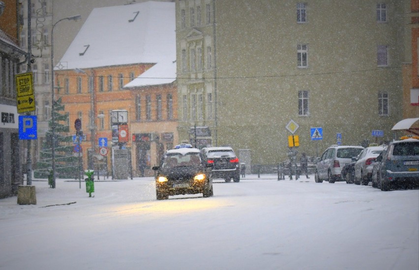 Pierwszy śnieg na ulicach miasta. Ale jest pięknie!...