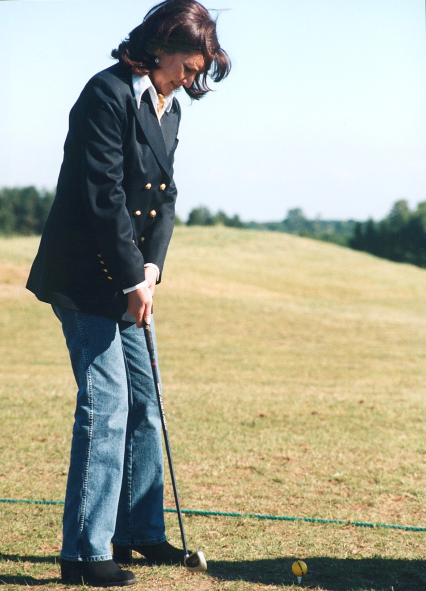 Jolanta Kwaśniewska gra w golfa w 1998 roku.
