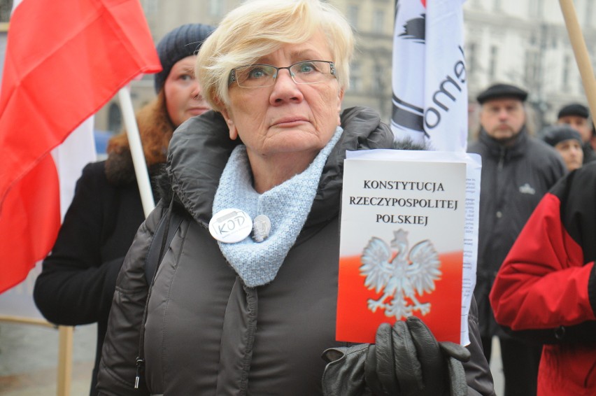 Kraków. Protest KOD-u przeciw reformie sądownictwa [ZDJĘCIA, WIDEO]