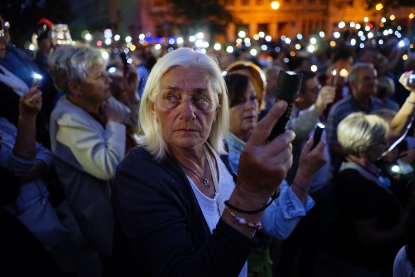 Łańcuch Światła: Tłumy manifestują na placu Wolności