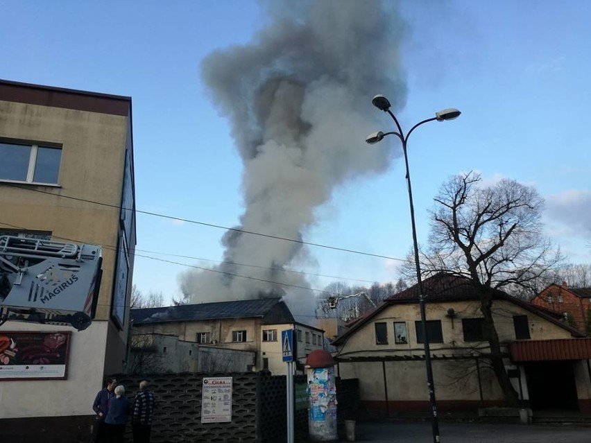 Płonął budynek dawnej cechowni w kopalni Anna w Pszowie