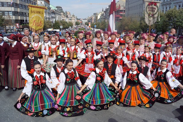 Zespół Pieśni i Tańca „Racławice” w Pradze na paradzie ulicznej z innymi zespołami