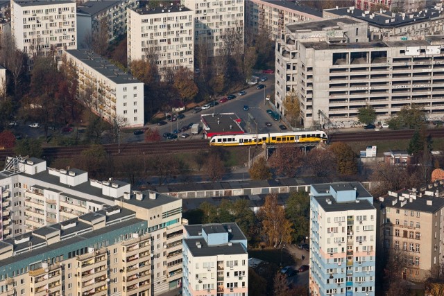 Roczna stawka za prawo użytkowania wieczystego wynosiła za 45-metrowe mieszkanie przy ul. Przyjaźni (na Krzykach) wynosiła 1,5 tys. zł. Za przekształcenie przy 90-proc. bonifikacje zapłacilibyśmy 3 tys. zł. Jeśli zrobimy to po 1 stycznia, będzie nas to kosztowało 12 tys. zł.