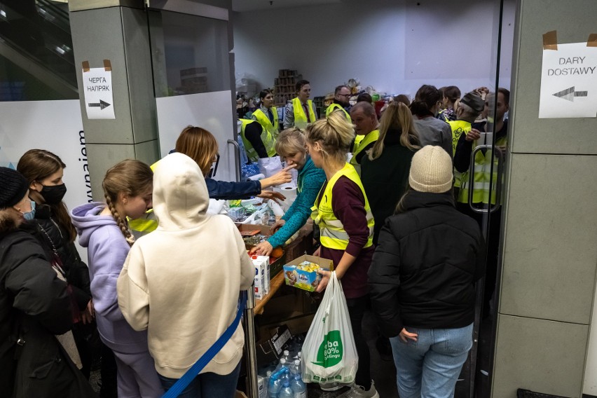 Kraków pomaga uchodźcom. Urzędnicy nie panują nad sytuacją, chaos ostudza w mieszkańcach entuzjazm do niesienia pomocy