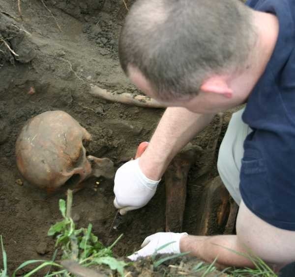 Policjanci odkopali jeden nieuszkodzony szkielet.