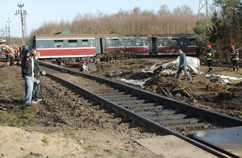 Białogard. Tir wjechał w pociąg