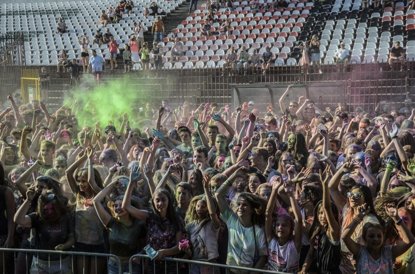 Eksplozja kolorów w Jastrzębiu. Barwna chmura nad stadionem