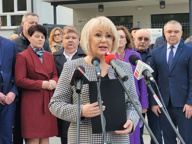 Burmistrz Zawichostu Katarzyna Kondziołka będzie starać się o reelekcję. Swój start w najbliższych wyborach samorządowych ogłosiła w obecności  popierających ją mieszkańców i poseł Agacie Wojtyszek. Więcej na kolejnych zdjęciach.