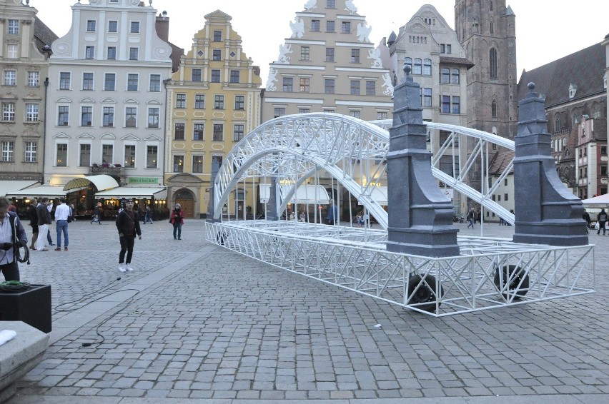 Świetlny pokaz i parada kapeluszników - tak zaprezentowały się wrocławskie mosty (ZDJĘCIA)