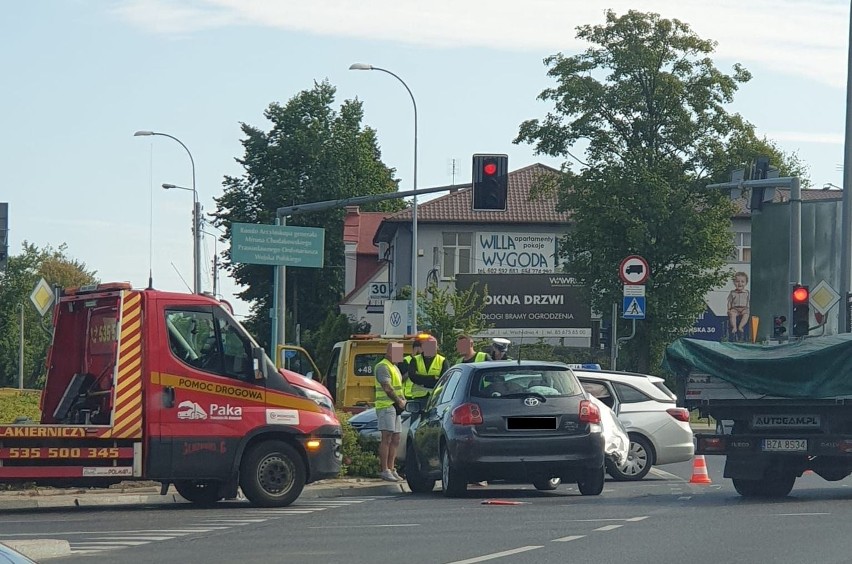 Wypadek na rondzie Chodakowskiego. 57-latka wjechała na czerwonym świetle i uderzyła w opla