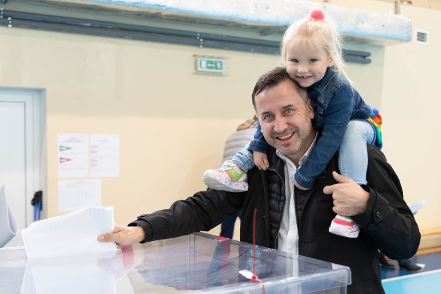 Radny miejski, Kamil Suchański, oddał głos w towarzystwie córki, Antoniny
