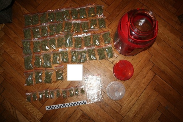 Prawie pół kilograma marihuany, ponad 900 paczek papierosów bez akcyzy, pieniądze i sprzęt do rozważania narkotyków w mieszkaniu w centrum Włocławka.