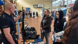 Policjanci z Łasku promowali pracę w mundurze na Akademickich Targach Edukacyjnych w łaskim Liceum Ogólnokształcącym ZDJĘCIA