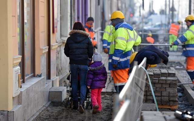 Chociaż ulica Gdańska została już otwarta dla samochodów i tramwajów, prace na niej się nie kończą