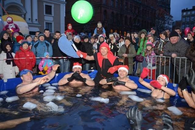 Grupa miłośników wyjątkowo zimnych kąpieli zagrzewała do zabawy ludzi zgromadzonych na starówce. I choć było naprawdę zimno, to kąpiący się na zmarzniętych nie wyglądali.