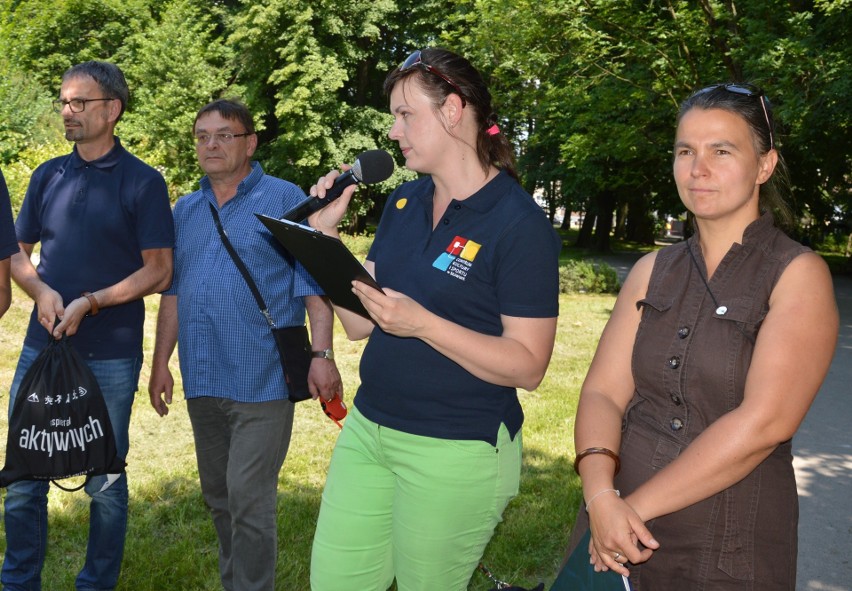 Ochrona środowiska. W Skawinie przybywa zieleni. W Parku Miejskim laureaci konkursów plastycznego i literackiego zasadzili 20 drzew. 