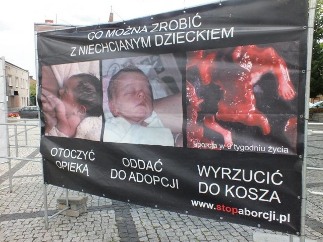 Drastyczną wystawę zakrwawionych płodów po aborcji można obejrzeć w centrum Kraśnika
