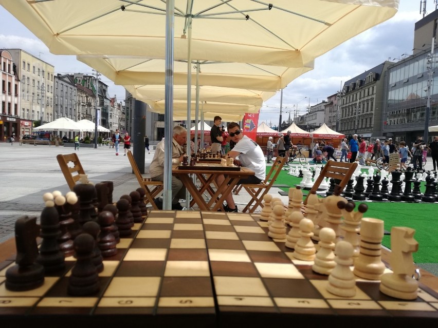 Wakacyjne rozgrywki szachowe na rynku w Katowicach