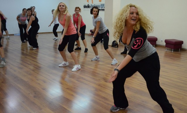 Instruktorka tańca zumba- Joanna Karbowska (blondynkaz burzą loków na pierwszymplanie) - uważa, że kobietywe własnym gronie stają siębardziej śmiałe, odważnei zwariowane. 