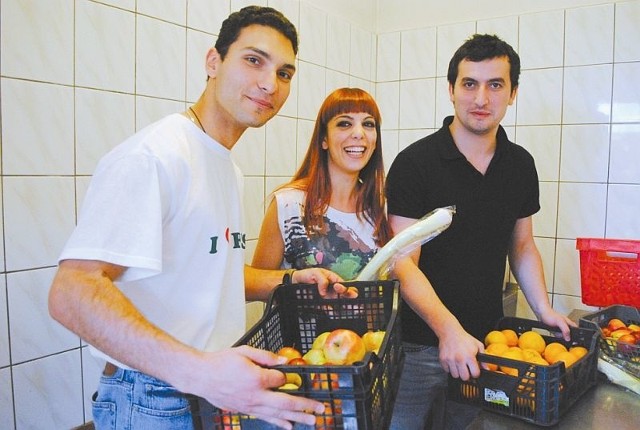 Anais z Hiszpanii, Malkhaz z Gruzji, i Emiliyan z Bułgarii to wolontariusze, którzy rozpoczęli współpracę z białostocką Caritas w ramach programu "Młodzież w działaniu" Unii Europejskiej.
