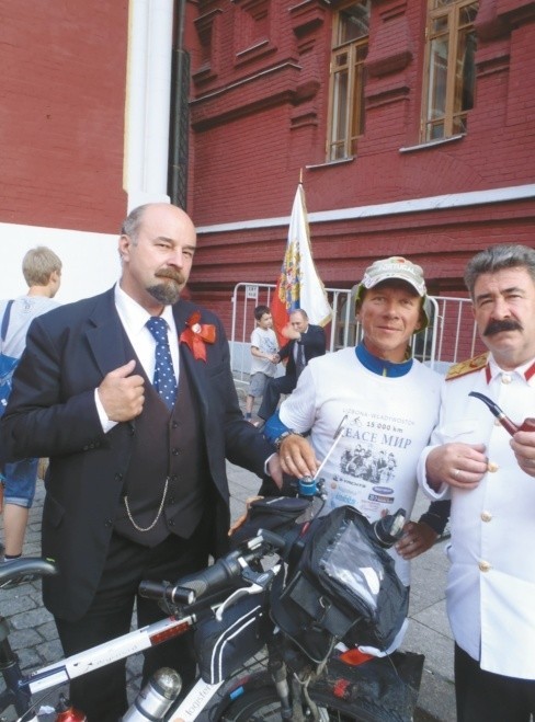 W Rosji Piotr Kuryło, który m.in. przebiegł już świat dookoła i przepłynał kajakiem Wisłę pod prąd, sfotografował się z sobowtórami Lenina i Stalina.