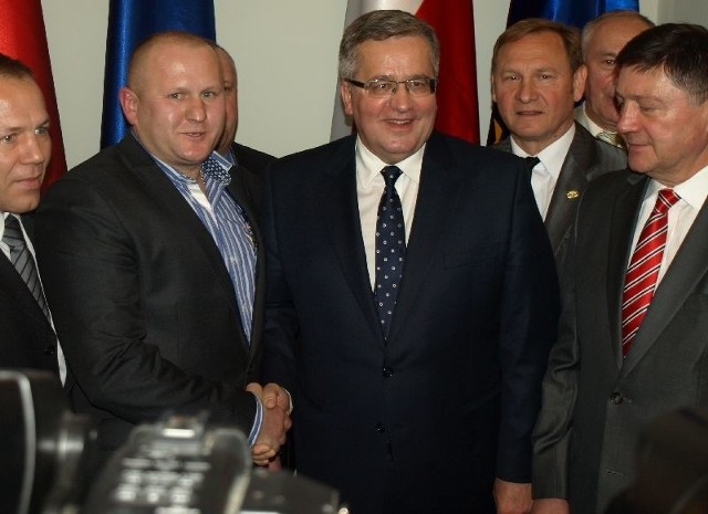 Grzegorz Nowaczek (z lewej) w towarzystwie prezydenta RP Bronisława Komorowskiego podczas spotkania ze środowiskiem pięściarskim.