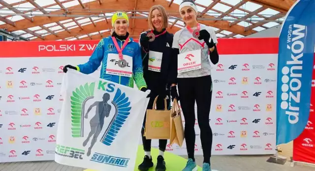 Sabina Jarząbek (w środku) ze złotym medalem na Mistrzostwach Polski w biegach przełajowych. Złoty krążek wywalczyła także Oliwia Bełczew.