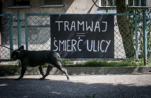 Akcja protestacyjna mieszkańców  ulicy Bohaterów Getta. Pomysł poprowadzenia (bez trakcji, na baterii) tramwajów pod ich oknami oprotestowali m.in. obwieszeniem swojej ulicy czarnymi flagami