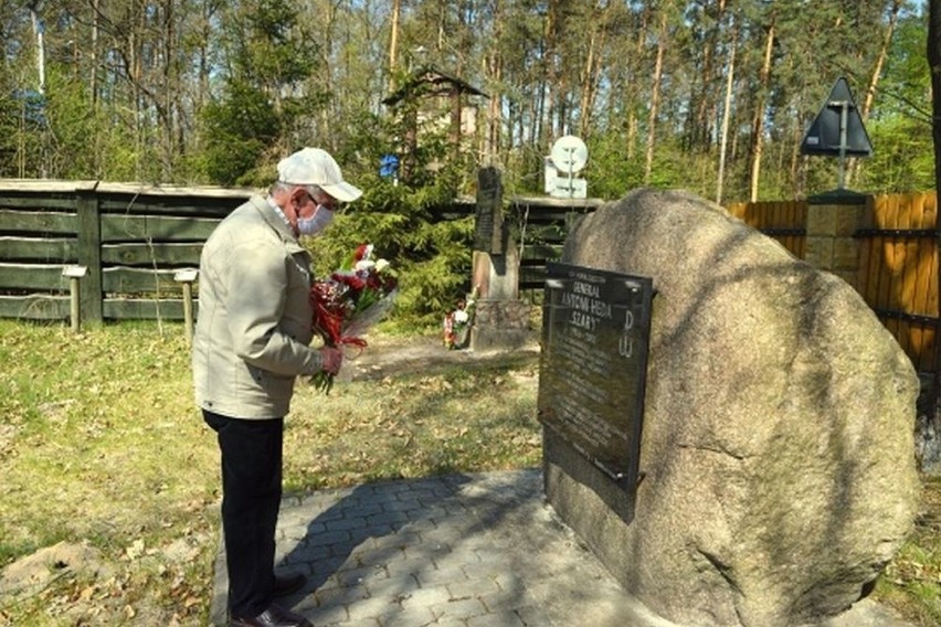 Kwiaty przed pomnikiem Antoniego Hedy- Szarego składa...