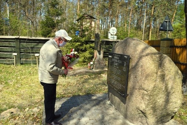 Kwiaty przed pomnikiem Antoniego Hedy- Szarego składa Kazimierz Dziekoński, przewodniczący Powiatowej Rady Kombatantów i Osób Represjonowanych w Starachowicach