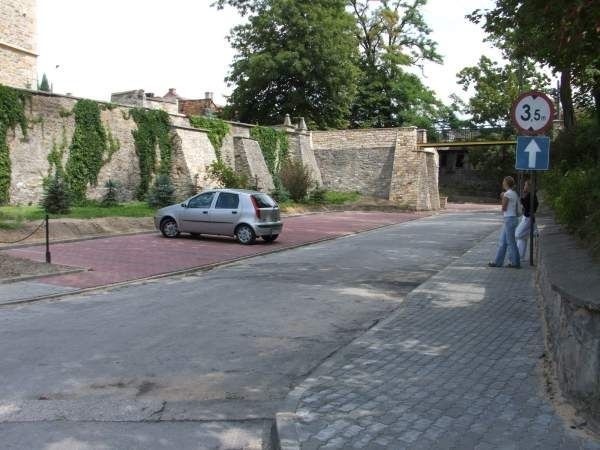 Mieszkańcy Szydłowca cieszą się z nowych miejsc parkingowych przy ulicy Zakościelnej.